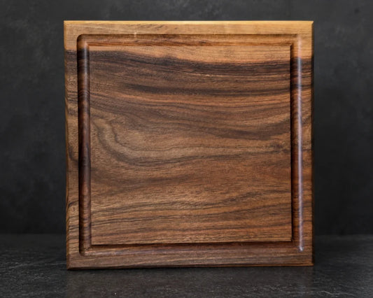Nussbaum Schneidebrett 30x30x4 cm aus massivem Vollholz mit Saftrille – kompaktes Chefbrett
