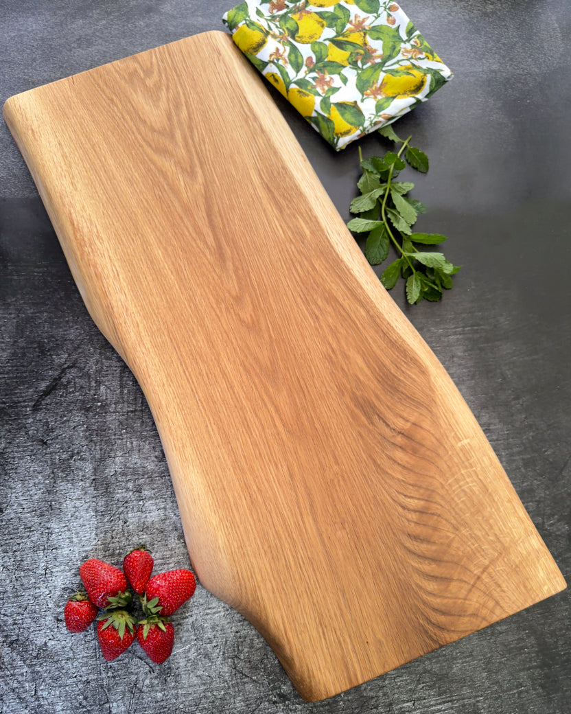 Sharing Plates auf einem CaterBoard mit Tapas Antipasti Käse Brot und Gästen