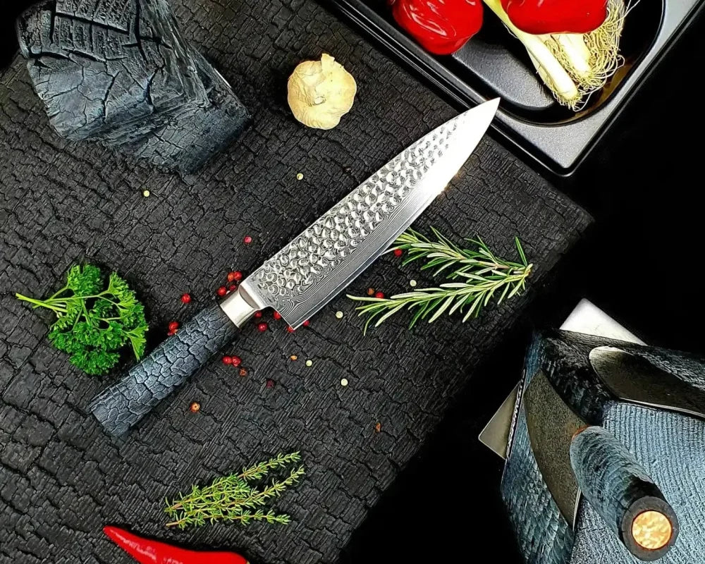Damast-Chefmesser mit gezeichneter Klinge und dunklem FlameWOOD-Griff – Produktdetail