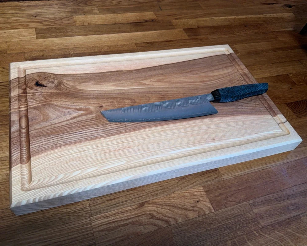 Beidseitig nutzbares Schneidebrett aus Esche im Format 50 × 30 cm