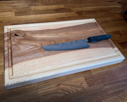 Beidseitig nutzbares Schneidebrett aus Esche im Format 50 × 30 cm