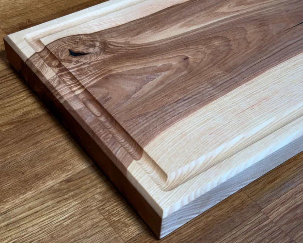 Helles Holz-Schneidebrett 50 × 30 cm aus massiver Esche mit Saftrille