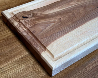 Helles Holz-Schneidebrett 50 × 30 cm aus massiver Esche mit Saftrille