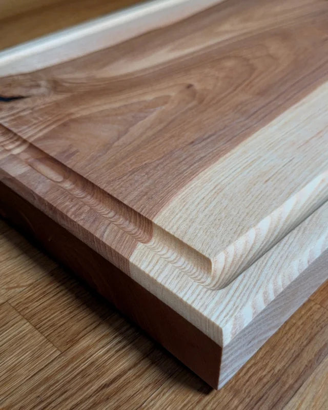 Esche Schneidebrett 50 × 30 cm mit glatter Rückseite und Saftrille