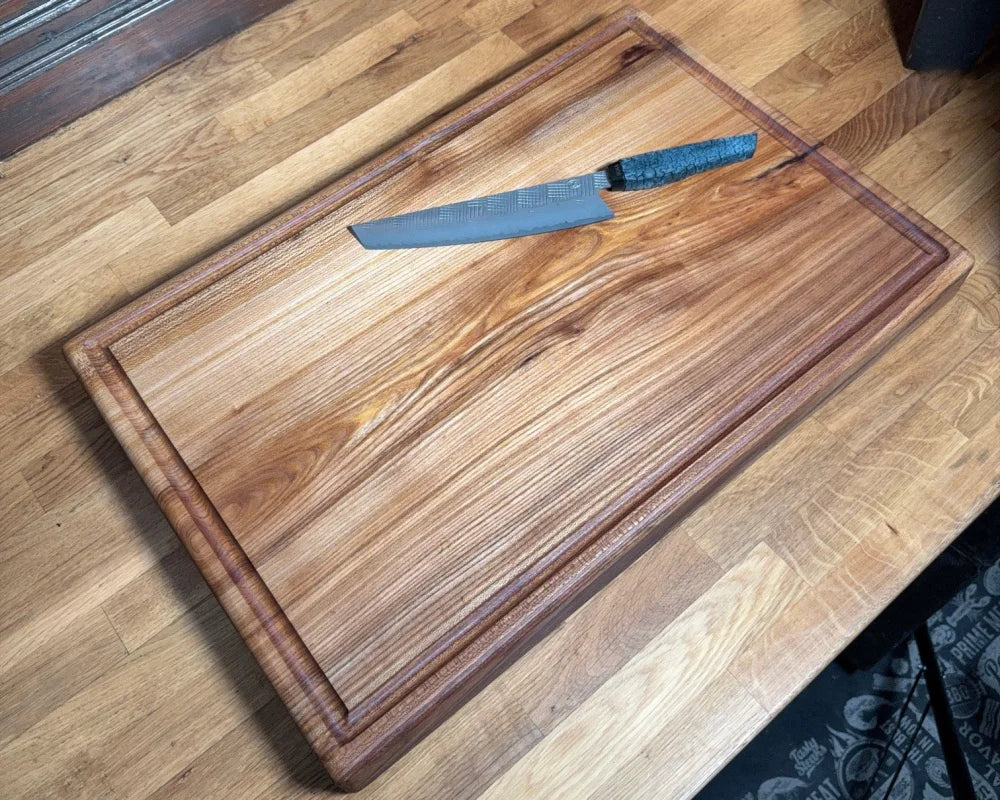 Chefbrett Arcadia 60×40×6 cm – Heavy Board aus Ulme mit Saftrille und Griffmulden