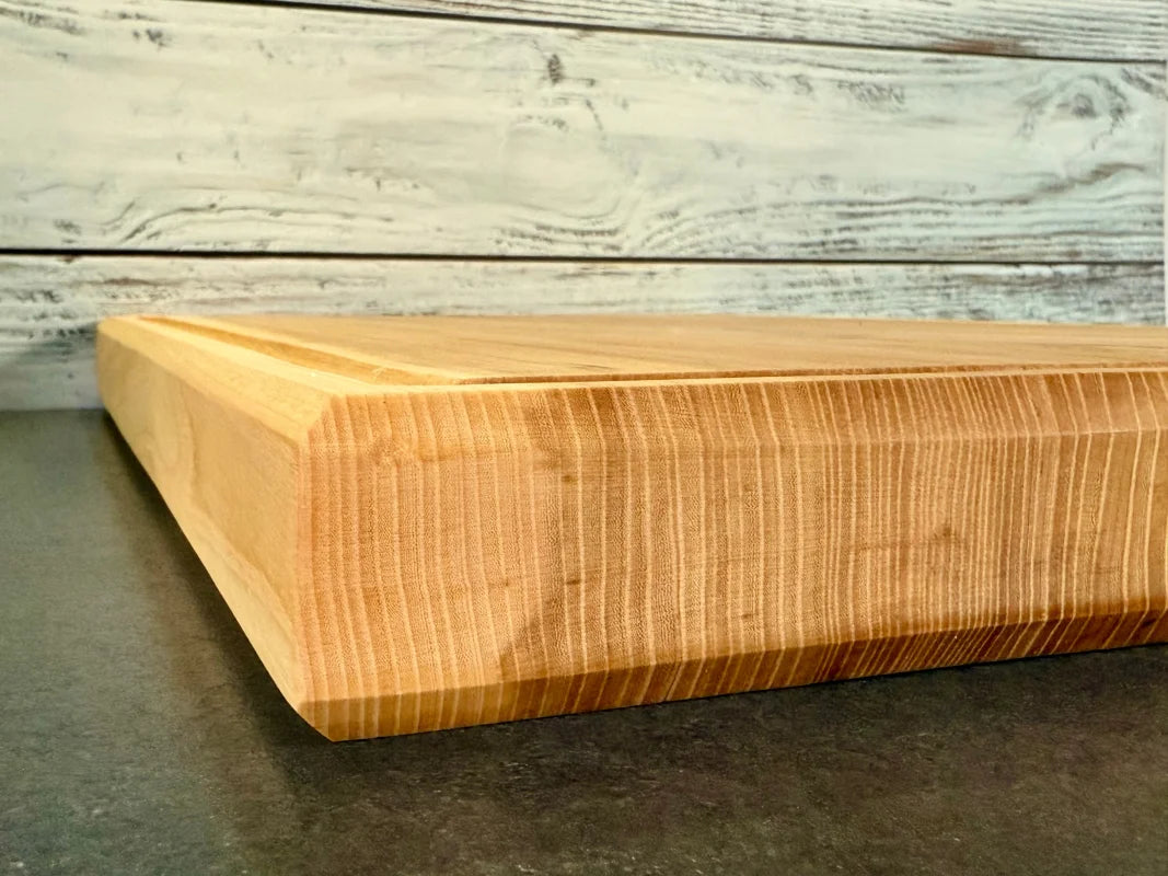 Das CHEFBRETT aus Esche, beidseitig nutzbar, ideal als Holz Schneidebrett für BBQ