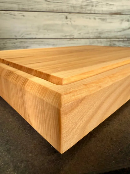 Holz Schneidebrett Das CHEFBRETT aus Esche, beidseitig nutzbar für BBQ und Grill