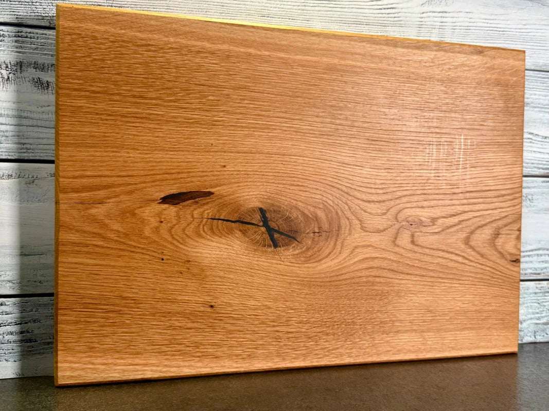 Eichenholz Schneidebrett schräge Rückansicht des Holz Schneidebrett  und der glatten Seite mit einer tollen Astloch Zeichnung