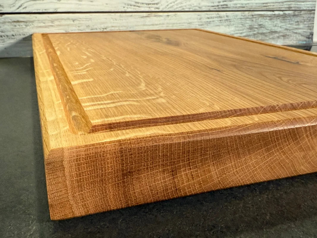 Holz Schneidebrett mit Pflegeöl und Saftkanti aus Eichenholz im Das CHEFBRETT-Set