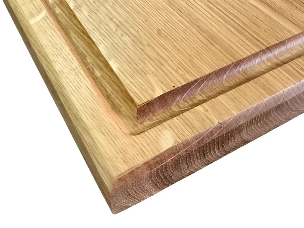 Holz Schneidebrett aus Eichenholz mit Detailansicht auf die Maserung und die tiefe Saftrille