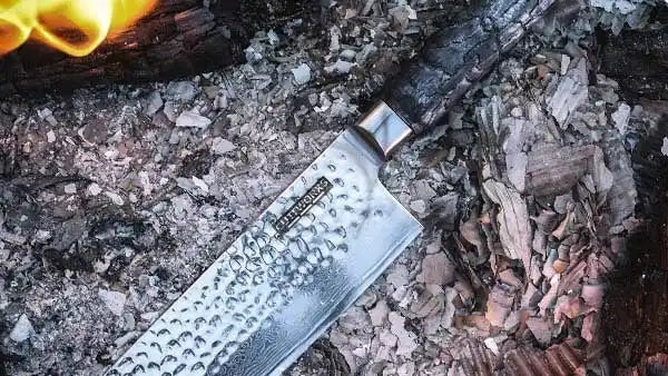 Flamewood Damastmesser mit gehämmerter Klinge im Glutbett