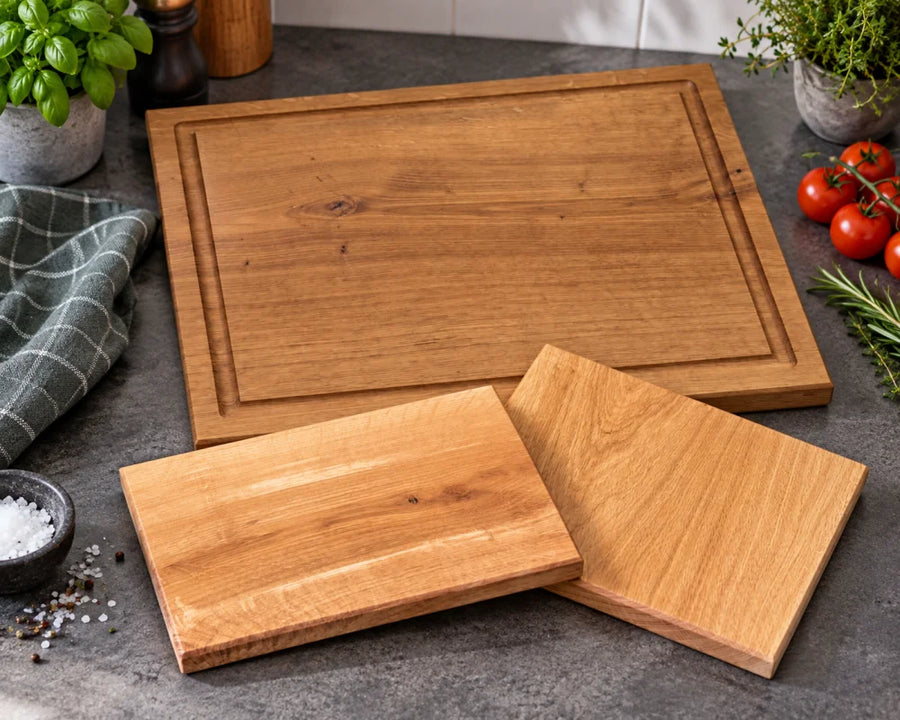 FAMILIENTAFEL Eiche-Schneidebrett-Set mit 50 × 40 × 4 cm Hauptbrett und zwei Vesperbrettern 30 × 20 cm als Beispiel-Zusammenstellung; 1, 2 oder 4 kleine Bretter wählbar