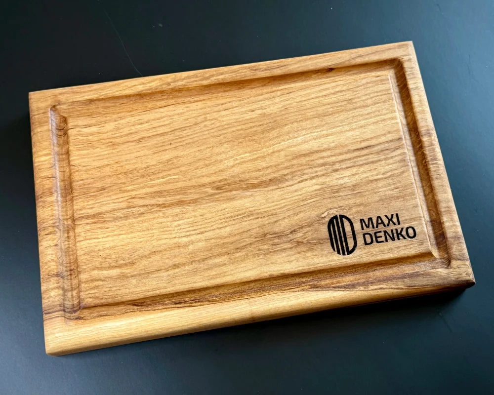 Holzbrett mit Maxi Denko Logo, handgefertigt und perfekt als Servierbrett