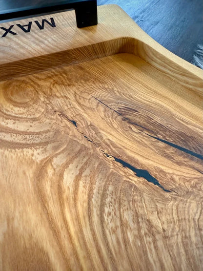 Eschenholz Servierbrett mit einzigartiger Maserung und blauer Epoxy-Füllung