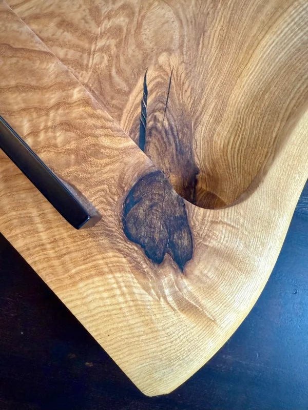 Handgefertigtes Holzbrett mit Maserung aus Eschenholz für Küche und Gastronomie
