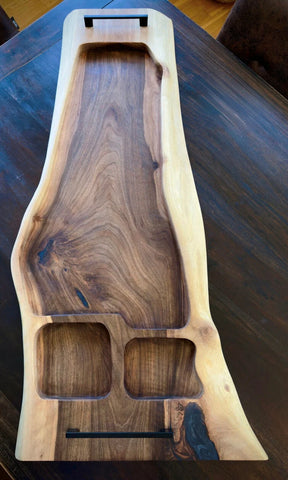 Massivholz Servierbrett mit toller Maserung und außergewöhnlichem Design.