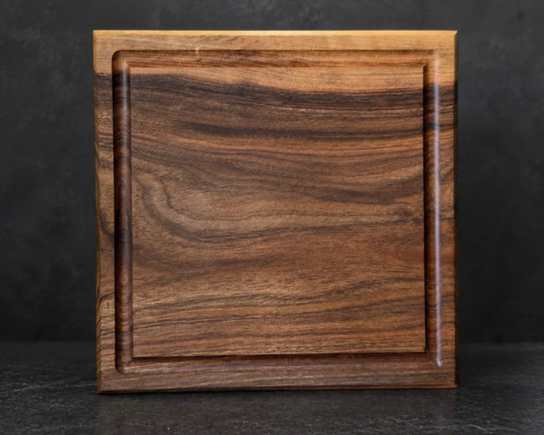 Nussbaum Schneidebrett 30x30x4 cm aus massivem Vollholz mit Saftrille – kompaktes Chefbrett