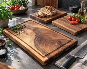 TAFELRUNDE Nussbaum-Schneidebrett-Set mit 50 × 30 × 4 cm Hauptbrett und zwei Vesperbrettern 30 × 20 cm als Beispiel-Zusammenstellung; wahlweise 1, 2 oder 4
