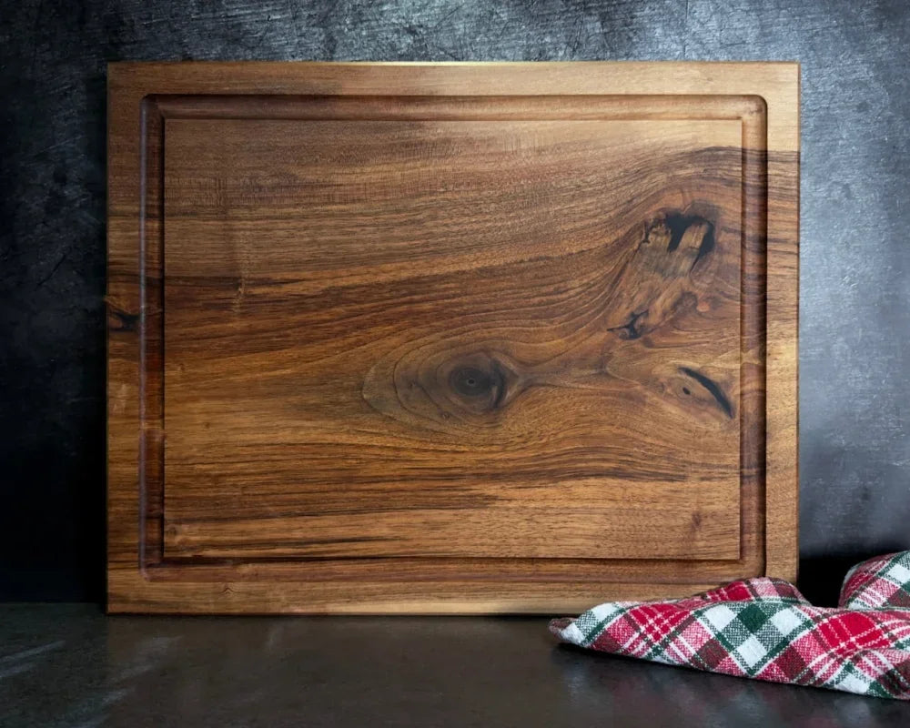 Nussbaum-Hauptbrett 50 × 40 × 4 cm mit Saftrille aus einem Stück Vollholz; Bestandteil aller FAMILIENTAFEL-Setvarianten