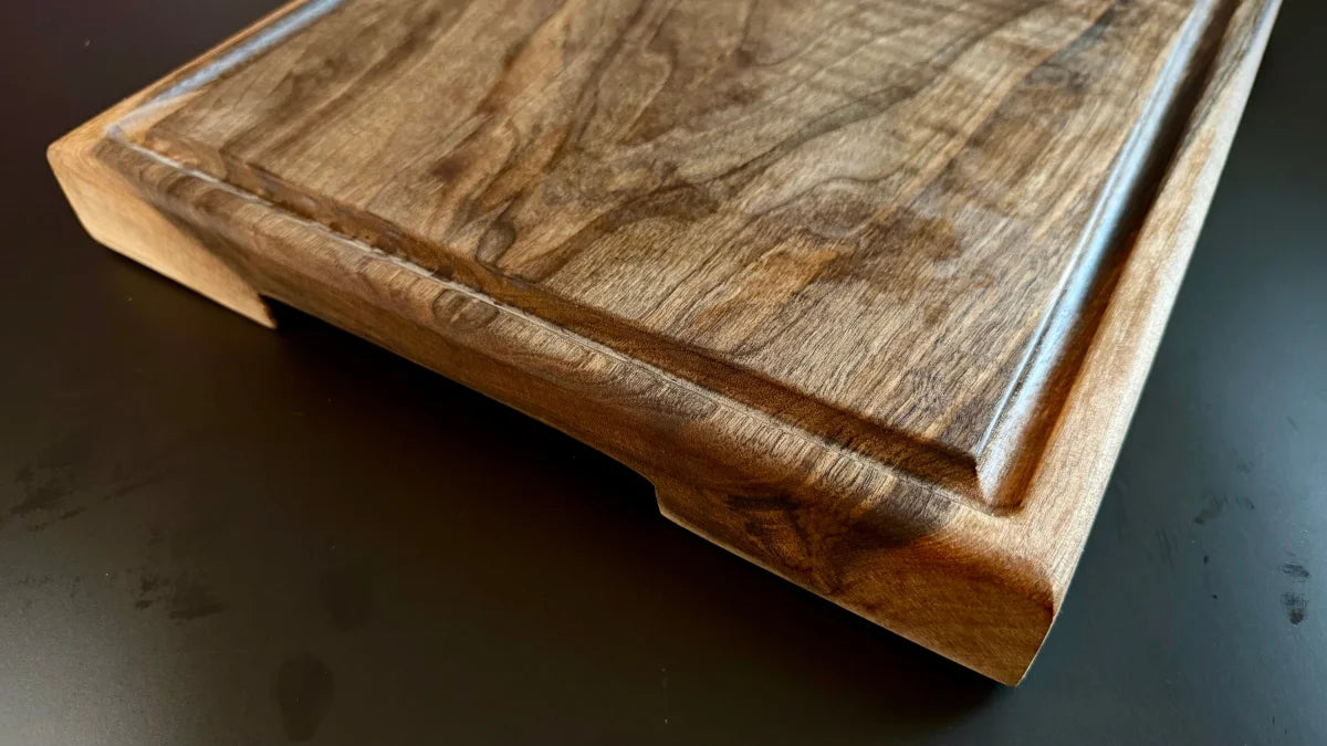 Holzschneidebrett aus Nussbaumholz mit Griffmulde und Saftnute für Steakliebhaber