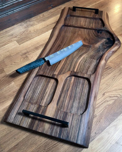 Pitmaster Board Obsidian Nussbaum 73×30×2,5 cm mit schwarzen Metallgriffen, Draufsicht