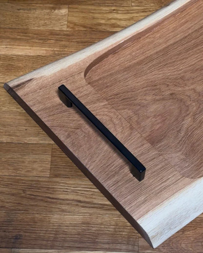 Pitmaster Board Solo – Eiche | 67×30×3 cm | große Aussparung, Metallgriffe