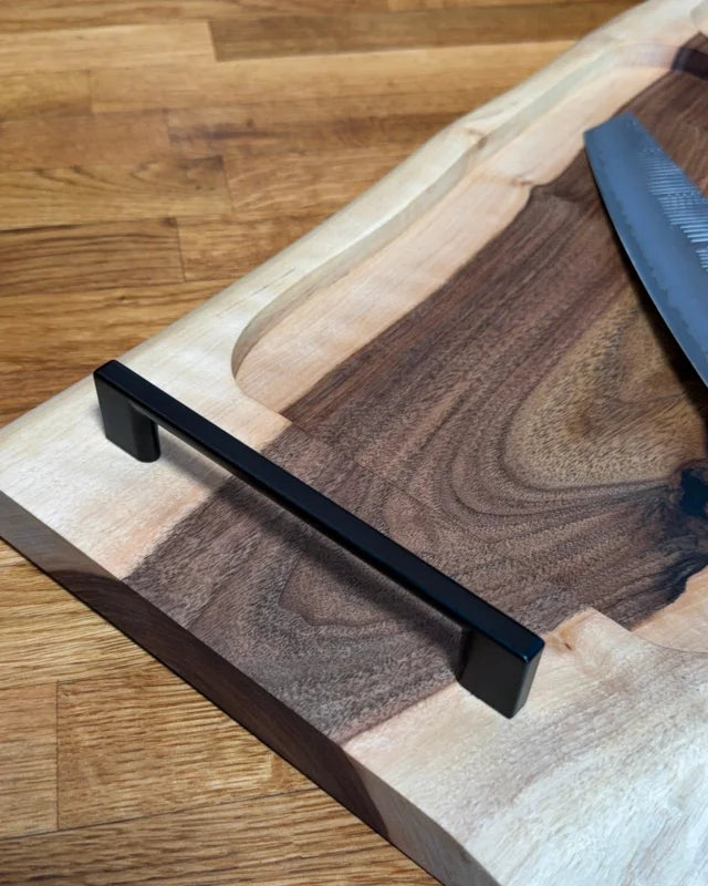 Pitmaster Board Spektrum – Nussbaum | 64×26–37×3 cm | 3 Aussparungen, Metallgriffe