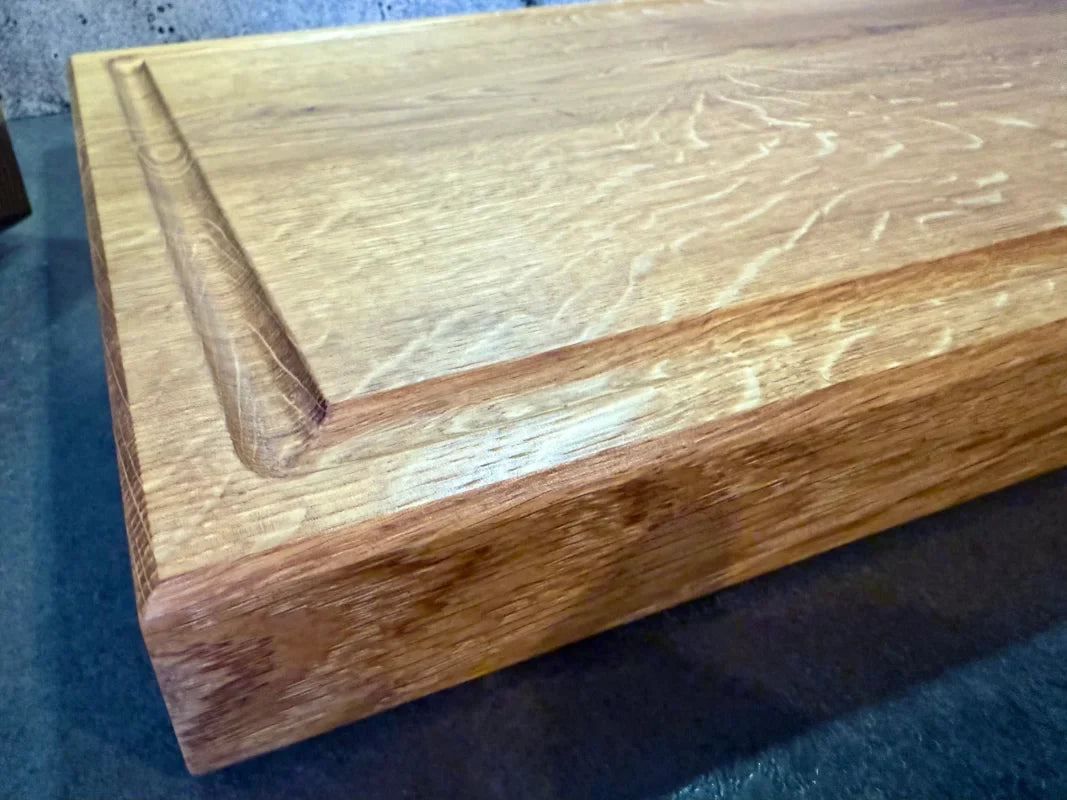 Original-Detailaufnahme der Saftrille des 60 × 40 cm Eiche Schneidebretts