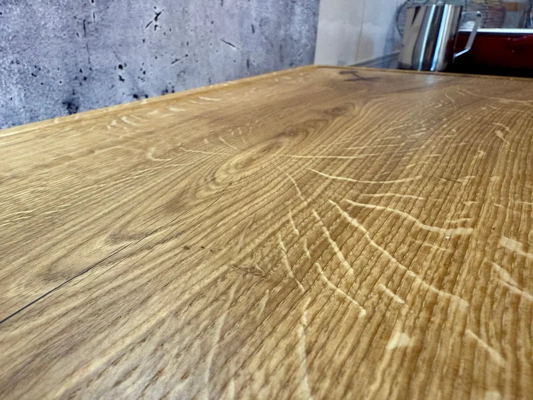 Massive Eiche – Nahaufnahme der Maserung vom 60×40 cm Schneidebrett