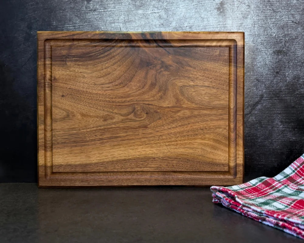 Nussbaum Schneidebrett 40 × 30 × 4 cm aus einem Stück Vollholz mit Saftrille