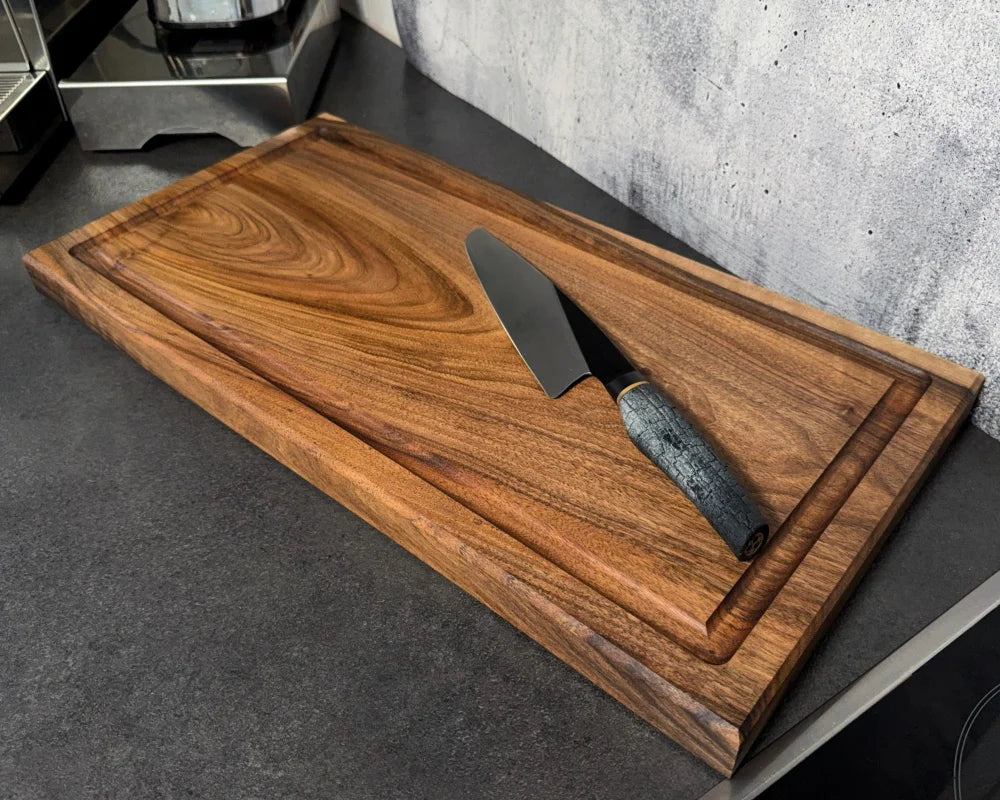Nussbaum Schneidebrett 60×30×4 cm – Premium Edition auf Arbeitsfläche
