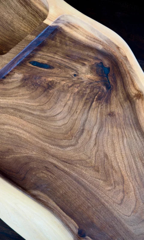Holz Servierbrett aus Nussbaum mit blauem Epoxidharz und natürlicher Maserung