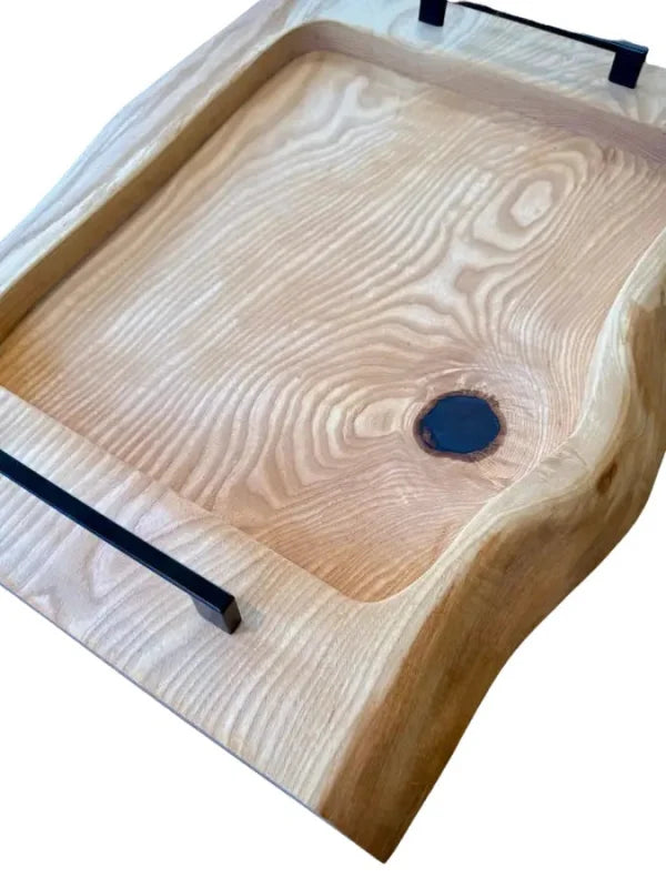Kompaktes Holz Servierbrett mit natürlichem Holzmaserungsmuster und dunkler Einlage