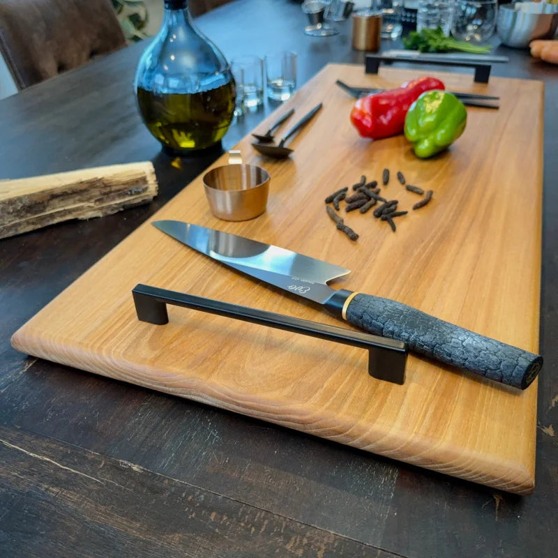 Massives Holz Schneidebrett mit Metallgriffen für BBQ und Grillmomente