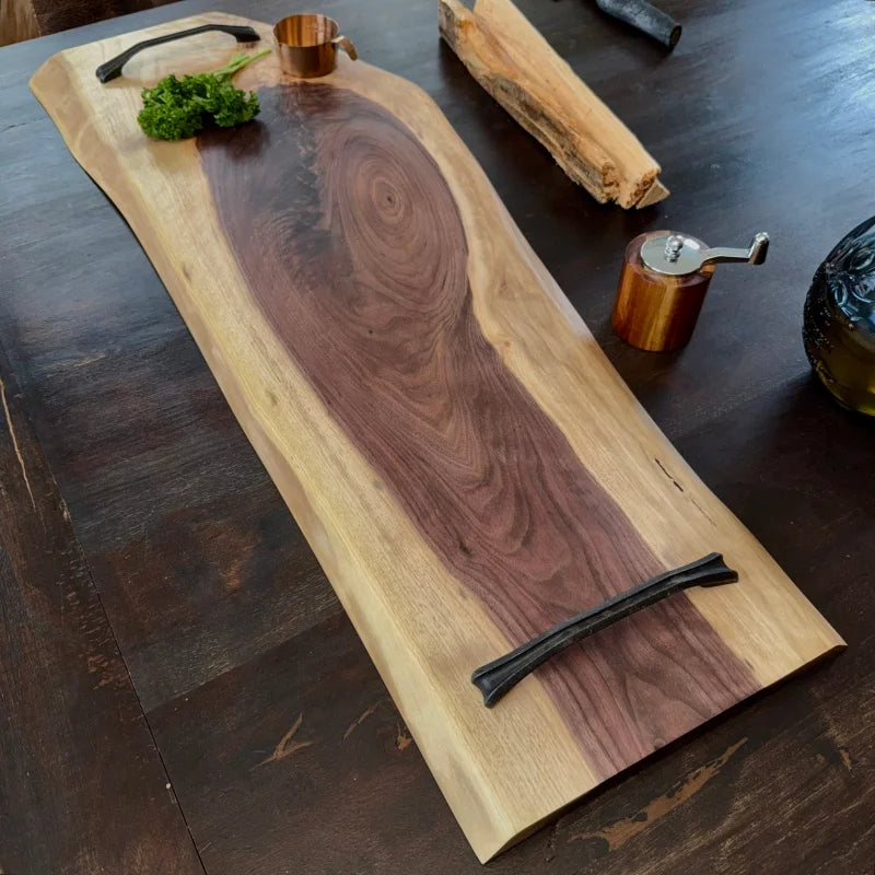 Live Edge Holz Schneidebrett aus Nussbaum mit Metallgriffen für BBQ und besondere Anlässe