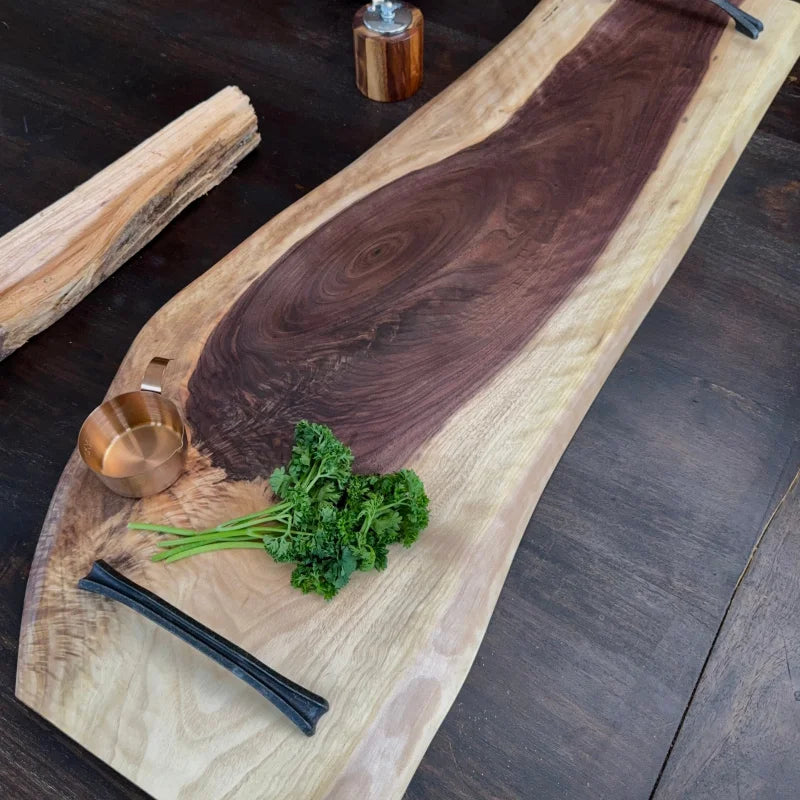 Live-edge Nussbaum Luxus Schneidebrett aus Holz massiv für besondere BBQ-Präsentationen