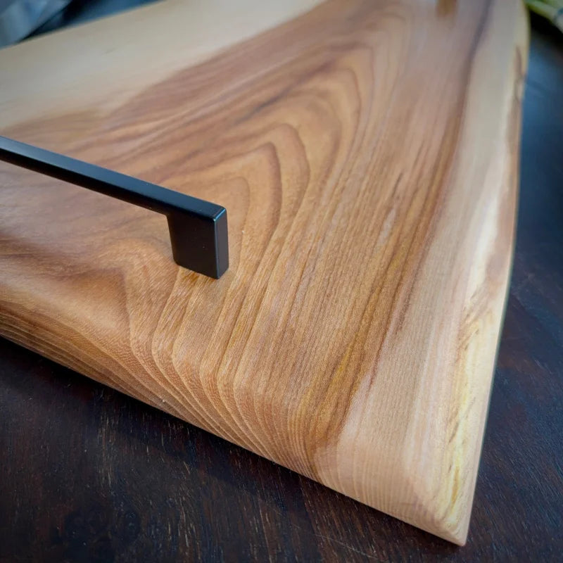 Live Edge Holzschneidebrett mit schwarzem Metallgriff für BBQ und Küche
