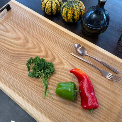 Massivholz Schneidebrett mit frischen Kräutern und Paprika für Grillgerichte