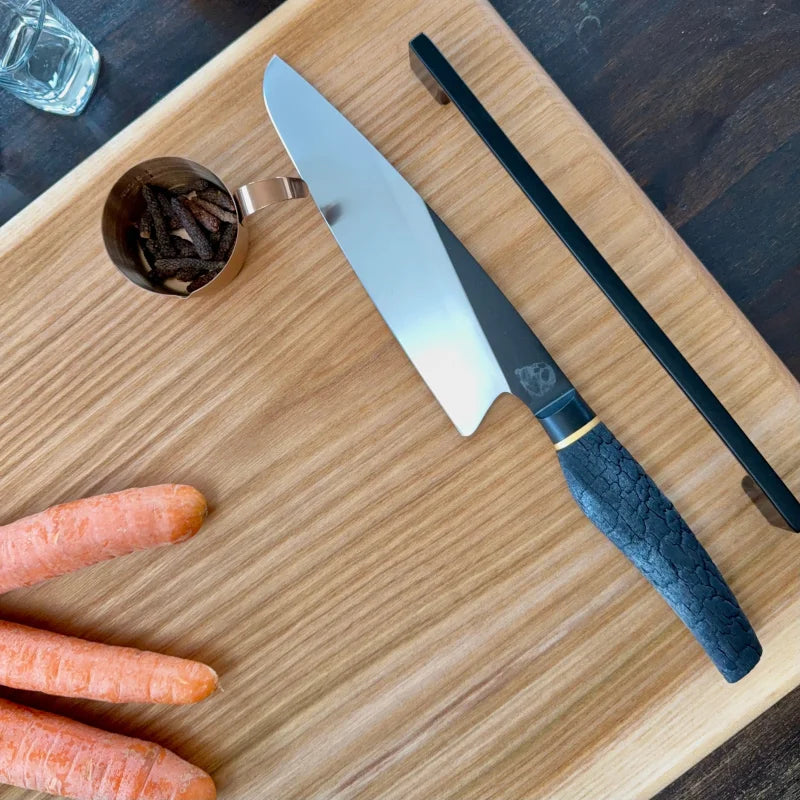 Chef-Messer mit blauen Griff auf Holz Servierbrett, perfekt für Grillmeister