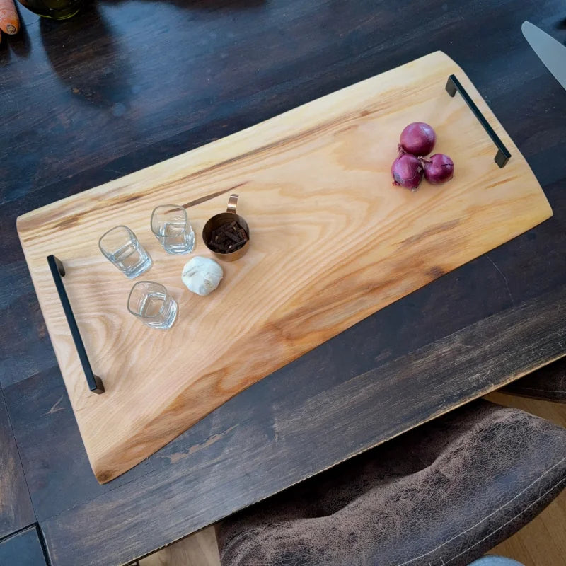 Holz Schneidebrett mit live edge und Metallgriffen, elegantes Design für Küche