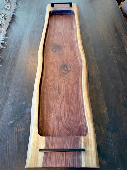 Holz Servierbrett XXL aus Nussbaum mit live edges und Metallgriffen für Steak und Grill