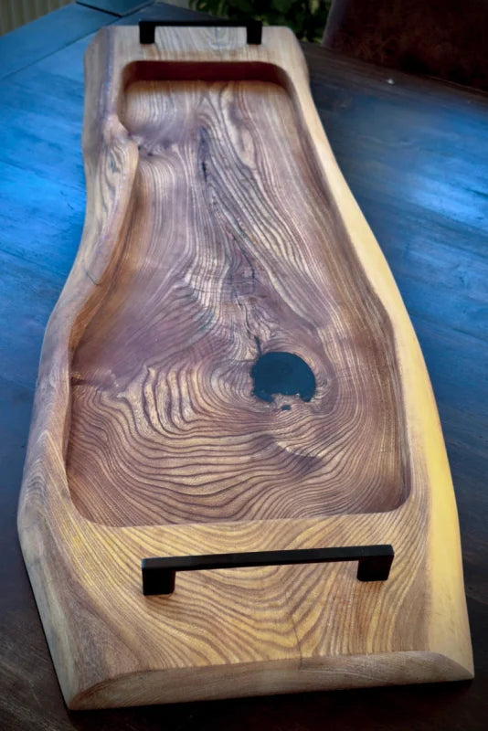Holzservierbrett mit natürlicher Maserung und Griff, perfekt für kalte Platten