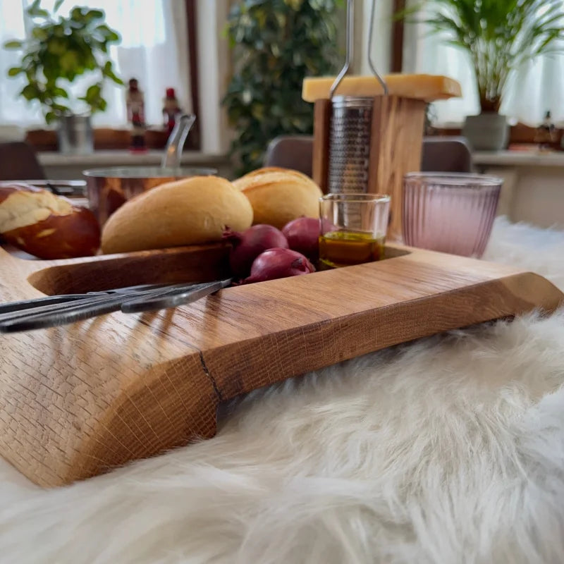 Rustikales Holzbrett mit Live Edge für Burger und Snacks, Snackboard Ulmenholz