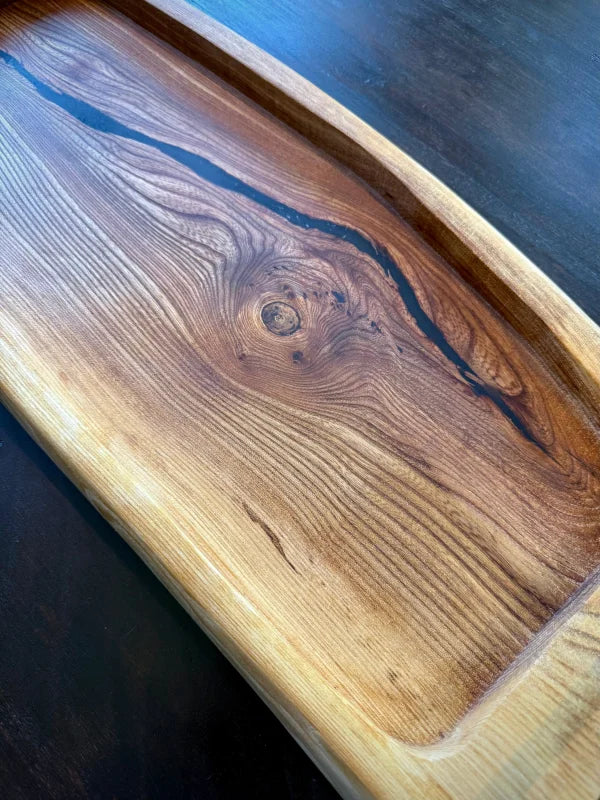 Holz Servierbrett 70 x 30 mit natürlicher Holzmaserung und Epoxidharzknoten