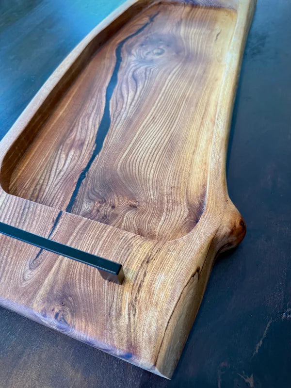 Holz Servierbrett 70 x 30 mit blauer Epoxy-River in Ulme für BBQ und Küche
