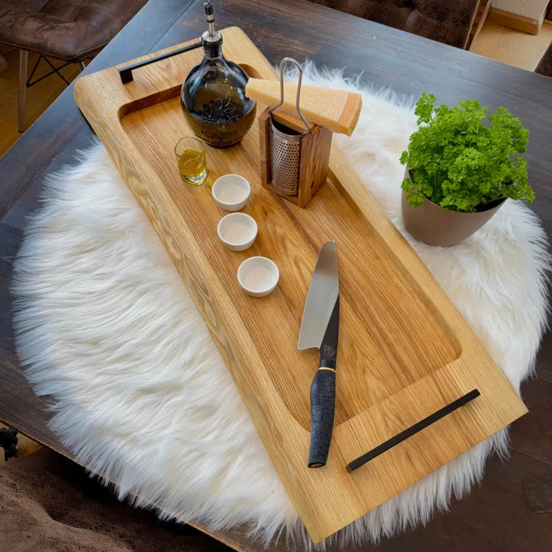 Holz Servierbrett XXL mit Tassen, Messer und dekorativer Flasche im Unikat Design