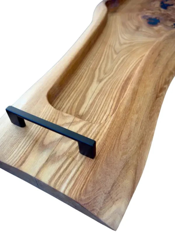 Holz Servierbrett groß mit schwarzen Metallgriffen und natürlicher Holzmaserung
